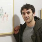Guillermo Esteban, junto a una de las escenas de sumo incluidas en la muestra.-Raúl Ochoa