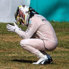 Lewis Hamilton se lamenta de su rotura en Malasia.-AFP / DONALD LIM