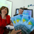 El director de Intecca, perteneciente a la UNED, Jorge Vega, junto a la profesora de la Universidad de León, Pilar Marqués, durante la presentación de los cursos de verano de la UNED en Ponferrada-Ical