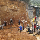 Primer grupo de excavadores preparando la infraestructura de trabajo en el nivel superior de Gran Dolina.-RAÚL G. OCHOA