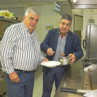 Mariano (i) y Luis Mariano Rodríguez San León en la cocina del restaurante.-M. DENEIVA