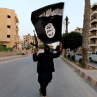 Un miembro del Estado Islámico en la ciudad siria de Raqqa en junio de 2014.-