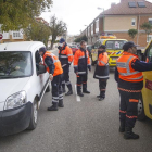 Voluntarios de Protección Civil avisan a un conductor de la nube tóxica producida por el incendio de Campofrío.-ISRAEL L. MURILLO