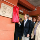 El expresidente del Gobierno, José Luis Rodríguez Zapatero, inaugura la Casa del Pueblo de Matarrosa del Sil, en el municipio de Toreno (León).-ICAL