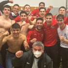 Los jugadores de la Univesidad de Burgos celebran su triunfo. BM BURGOS