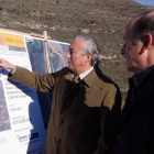 Julio Gómez Pomar durante su visita a las obras de acondicionamiento de la N-I entre la variante de Monasterio de Rodilla y Cubo de Bureba.-G. G.