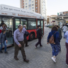 Un grupo de viajeros desciende del autobús en una de las paradas de la plaza de España.-ISRAEL L. MURILLO