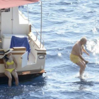 Rodrigo Rato, dándose un chapuzón en aguas mallorquinas, ante la atenta mirada de su novia, Alicia González.-GTRES