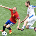Iniesta se intenta escapar de la presión de Plasil.-AFP / PASCAL PAVANI
