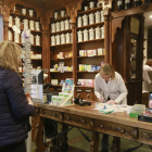 Una mujer compra en una farmacia. ISRAEL L. MURILLO