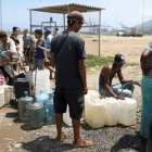 Los venezolanos tratando de conseguir agua potable.-REUTERS