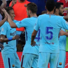 Los jugadores del Barça se felicitan tras el gol de Neymar con el que batieron al United en Washington.  Los jugadores del Barça se felicitan tras el gol de Neymar con el que batieron al United en Washington.-CARLOS BARRIA