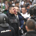 Un hincha polaco con la cara ensangrentada se enfrenta a los antidisturbios, esta tarde junto al Bernabéu.-EFE