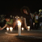 Los mexicanos colocan velas para homenajear a los estudiantes asesinados.-Foto: REUTERS