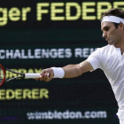 Roger Federer, en una jugada del partido ante Murray.-Foto: AP / KIRSTY WIGGLESWORTH