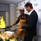 El tenista Español Rafael Nadal (d) y el chef Marcus Samuelsson (c) participan hoy, jueves 25 de agosto de 2016, en el evento "Taste Of Tennis" en Nueva York.-EFE / KENA BETANCUR