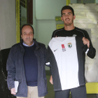 Carlos Gutiérrez (izda) posa con la camiseta del Burgos CF junto a Miguel Ángel González.-RAÚL G. OCHOA