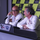 Carmelo Ezpeleta, representante de Dorna, y Franco Uncini, representante de la FIM, en la conferencia de prensa en Montmeló.-EMILIO PÉREZ DE ROZAS