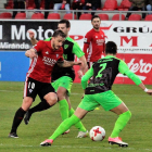 Borja Sánchez se va de dos rivales durante un partido de la pasada temporada con la camiseta del Mirandés.-ALFONSO G. MARDONES