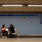 Un joven charla con Jordi Évole en un andén del metro, en Salvados.-ATRESMEDIA