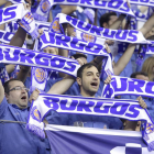 Aficionados del San Pablo Burgos animan durante un partido.-SANTI OTERO