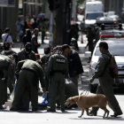 Agentes de la policía científica de Tailandia examinan la zona en busca de pruebas.-Foto: EFE / RITCHIE B. TONGO