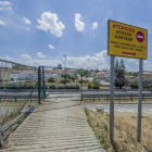 El acceso a la vieja pasarela lleva cortado desde noviembre de 2016.-ISRAEL L. MURILLO