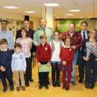 Los premiados del concurso de dibujo ‘Descubre la Guardia Civil’ posan con el jurado y organizadores.-RAÚL OCHOA