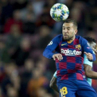 Jordi Alba despeja de cabeza, ayer.-JORDI COTRINA