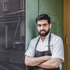 El chef mirandés Alejandro Serrano, estrella Michelin, en la puerta de su restaurante. ECB