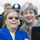 May (derecha) posa para un selfi con una asistente a una exhibición militar en Liverpool, el 24 de junio.-OWEN COOBAN
