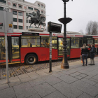 Imagen de dos autobuses en la plaza del Cid.-ISRAEL L. MURILLO