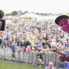 Valentino Rossi bromea con un cámara de TV en la subasta, en beneficio de la ONG de los pilotos, organizada en Silverstone, el pasado jueves-MIRCO LAZZARI