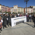 Un centenar de auónomos se manifestaron frente al Ayuntamiento y después en la Subdelegación del Gobierno.-ISRAEL L. MURILLO
