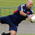 Ömer Çatkiç, en un entrenamiento de la selección de Turquía en el Mundial de Japón y Corea del 2002.-AP / MURAD SEZER