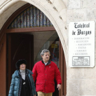 Dos personas salen de la oficina turística de la Catedral.-RAÚL G.  OCHOA