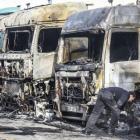 Imagen de los camiones calcinados por el incendio.-ISRAEL L. MURILLO
