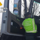 Un agente realiza el control de alcoholemia al conductor del camión. GUARDIA CIVIL