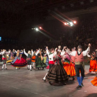 Todos los grupos se juntaron para bailar la ‘Rueda de la muela’ de Castrillo de la Reina y la ‘Jota de la Castellana’ de Roa recuperadas por Del Río.-Santi Otero