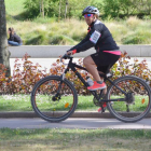 Un ciclista transita por el carril ubicado frente al Museo de la Evolución Humana.-SERGIO ISAR