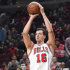 Zipser arma el lanzamiento de tres puntos en un partido con los Chicago Bulls.-NBA.COM