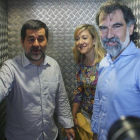 Jordi Sànchez, Neus Lloveras y Jordi Cuixart, el pasado mayo, en Barcelona.-EL PERIÓDICO (EFE / ALEJANDRO GARCÍA)