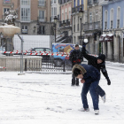 Unos jóvenes juegan con la nieve en la plaza de La Flora.-RAÚL G. OCHOA