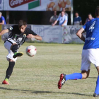 David Martín dispara a portería en una de las mejores ocasiones del Burgos CF en la primera mitad.-RAÚL G. OCHOA
