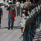 Juan Ignacio Zoido pasa revista durante el acto de despedida de la bandera del teniente general Pablo Martin Alonso-EMILIO NARANJO (EFE)