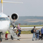 Un grupo de viajeros desciende del avión en Villafría en un vuelo operado en el mes de septiembre.-ISRAEL L. MURILLO