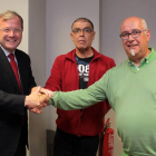 El candidato del PP a la Alcaldía de la capital leonesa, Antonio Silván, se reúne con la Asociación Parkinson León. Junto a él, el presidente Albino Álvarez (D)-Ical