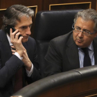 El ministro del Interior, José Antonio Zoizo (izquierda), junto al titular de Fomento, Íñigo de la Serna, en el Congreso.-Ballesteros