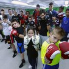 Los púgiles del Club Amigos del Boxeo posan en el cuadrilátero del gimnasio de El Plantío.-RAÚL OCHOA