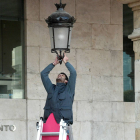 Un operario cambia una baombilla en la Plaza Mayor.-ISRAEL L. MURILLO